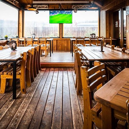 Roadcamp - American Motel & Sportsbar 马尔 外观 照片