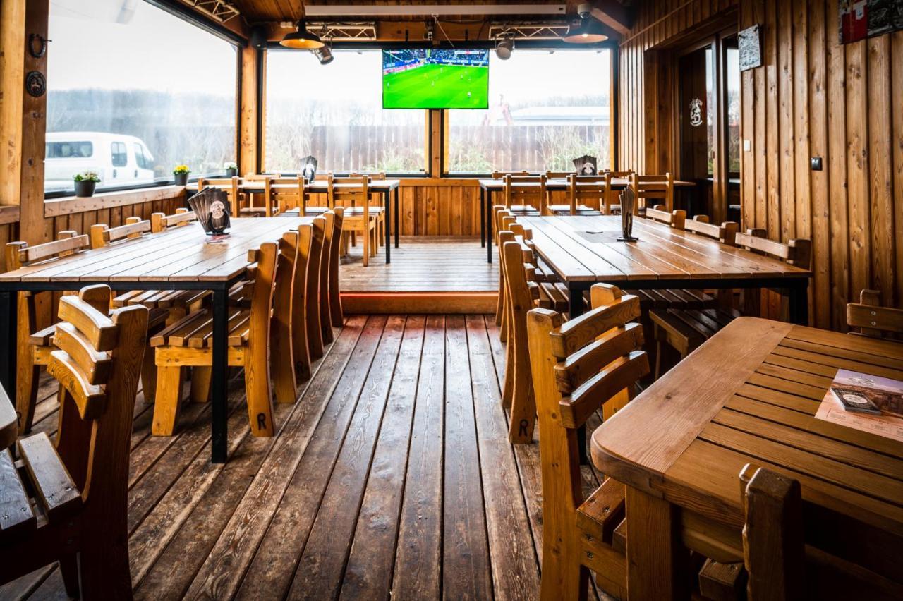Roadcamp - American Motel & Sportsbar 马尔 外观 照片