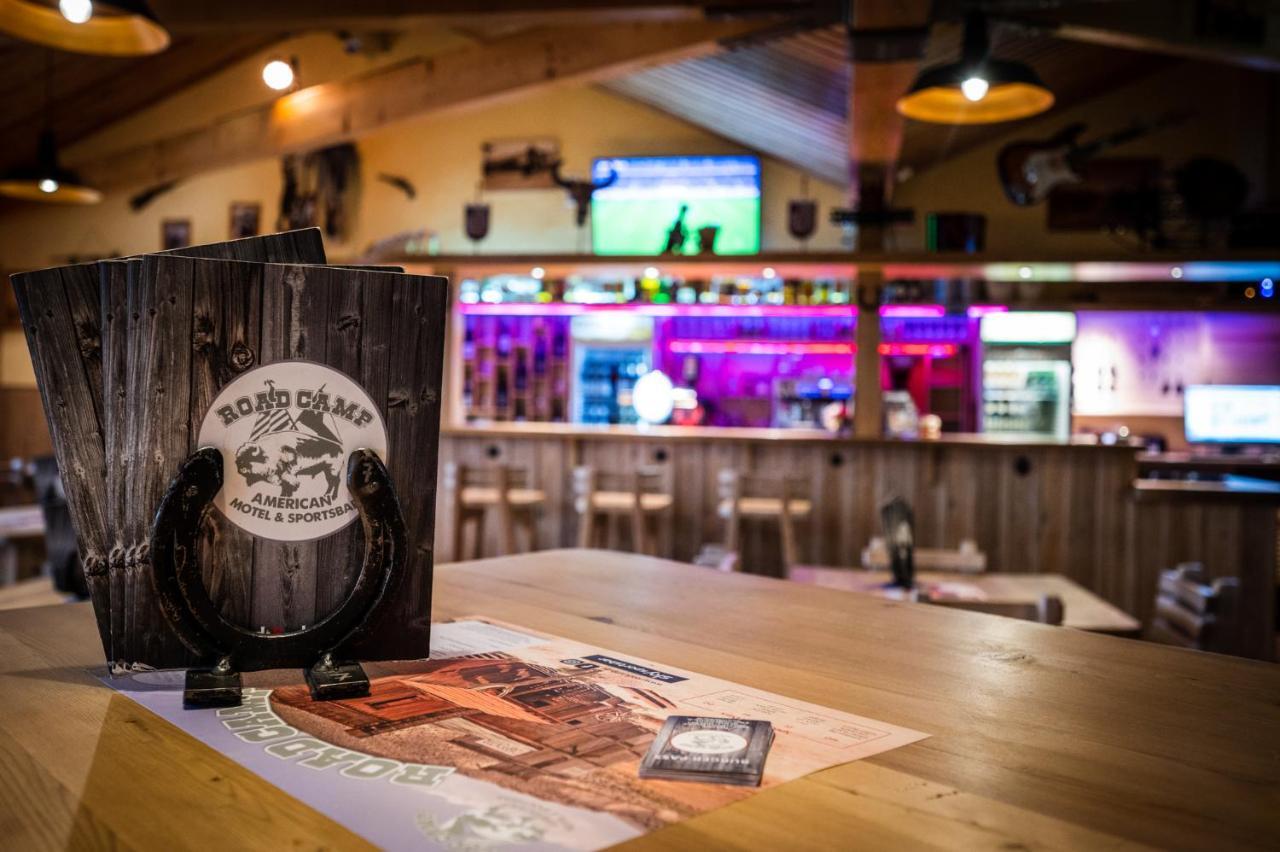 Roadcamp - American Motel & Sportsbar 马尔 外观 照片