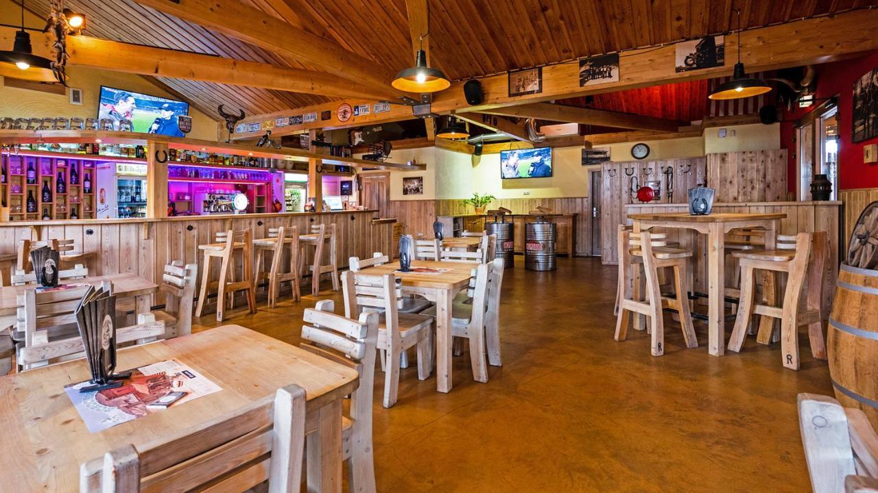 Roadcamp - American Motel & Sportsbar 马尔 外观 照片